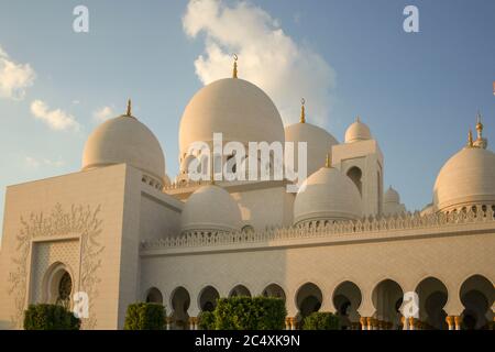 DUBAI, Emirati Arabi Uniti, CIRCA 2020: Grande moschea Sheikh Zayed ad Abu Dhabi, vista esterna con le nuvole situata nella capitale degli Emirati Arabi Uniti. Più grande Foto Stock