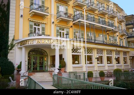 BADEN-BADEN, BADEN-WÜRTTEMBERG, GERMANIA - 12 APRILE 2019: Atlantic Parkhotel a Baden-Baden, Germania. Elegante Belle Epoque spa architettura cittadina. Foto Stock