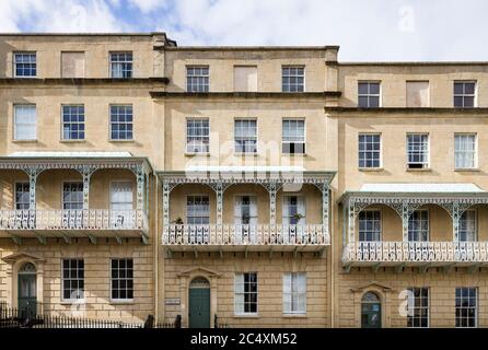 Case a schiera georgiane su Charlotte Street di Thomas e William Paty, 1780, nel centro della città di Bristol, con balconi in ferro. Foto Stock