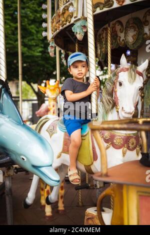 Ragazzino su cavallo carosello Foto Stock