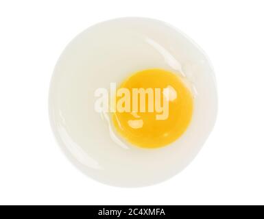Uovo grezzo isolato su sfondo bianco vista dall'alto con tracciato di ritaglio Foto Stock