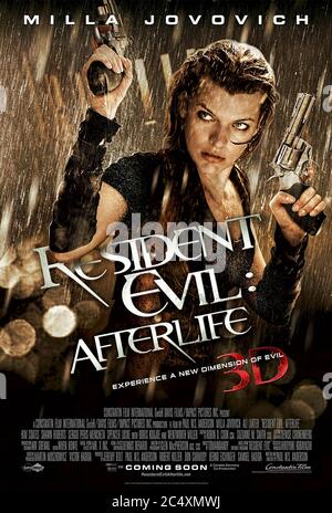 Resident Evil: Afterlife (2010) diretto da Paul W.S. Anderson e con Milla Jovovich, Ali Latter, Wentworth Miller e Sergio Peris-Mencheta. Nella quarta rata del franchising, il virus Umbrella Corporations si è diffuso in tutto il mondo e Alice conduce un gruppo di sopravvissuti che vivono in una prigione in un rifugio sicuro chiamato Arcadia. Foto Stock