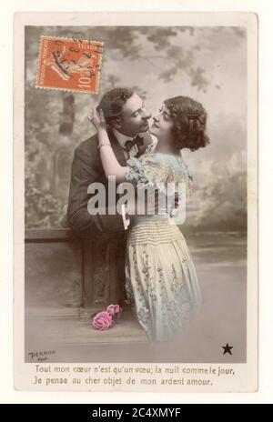 Primo 1900's francese sentimentale tinta saluti card - due giovani amanti, abbracciando, la mano dell'uomo sulla vita, donna in abito estivo, 1911, Francia Foto Stock