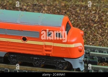 Modello perfetto della locomotiva diesel arancione. Treno modello hobby sulla ferrovia modello. Primo piano Foto Stock