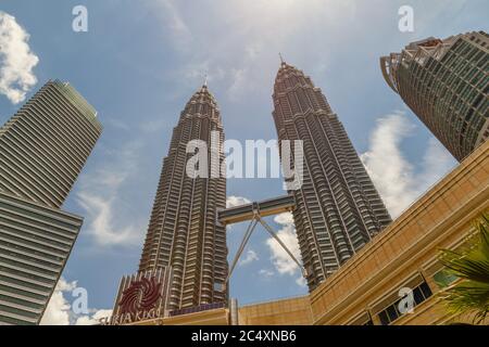 Kuala Lumpur, Malesia - CIRCA 2017: Vista delle Torri KLCC o Petronas, conosciute anche come le Torri Gemelle Petronas sono grattacieli gemelli a Kuala Lumpur. Foto Stock