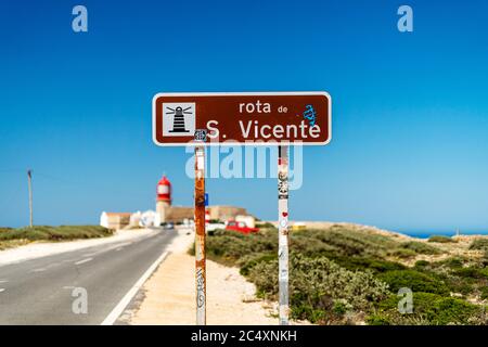 Cartello che informa sulla Via Saint Vincent a Sagres, Algarve, Portogallo Foto Stock