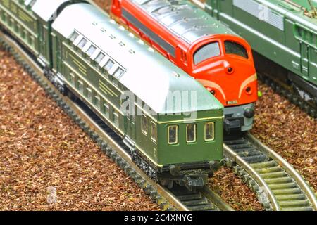 Primo piano del modello di carrello ferroviario sulle rotaie. Modello perfetto della locomotiva diesel. Treno modello hobby sulla ferrovia modello. Primo piano Foto Stock