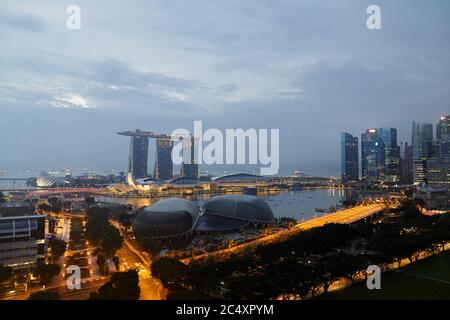 SINGAPORE - 23 GIUGNO 2018: Marina Bay Sands Hotel e Museo di Arte e Scienza nella notte estiva Foto Stock