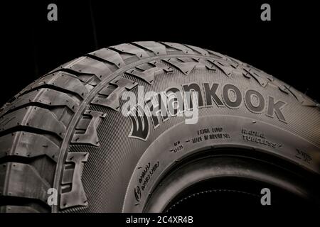 Krasnoyarsk, Russia, 20 giugno 2020: Logo Hankook su sfondo nero, sul lato del pneumatico Foto Stock