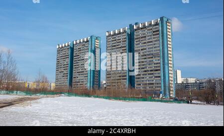 Paesaggio invernale. Edifici residenziali a più piani di colore grigio-blu nel quartiere Yasenevo di Mosca in una giornata invernale limpida. Foto Stock