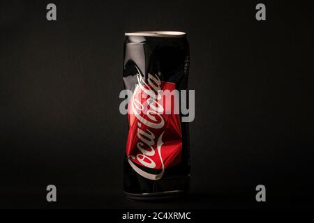 Krasnoyarsk, Russia, 20 giugno 2020: Una lattina di Coca-Cola sminuita su sfondo nero, Foto Stock