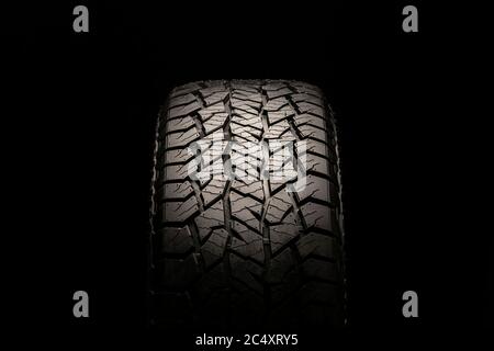 Krasnoyarsk, Russia, 20 giugno 2020: Hankook Dynapro a 2 pneumatici vista frontale, su sfondo nero. Foto Stock