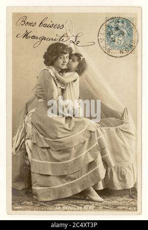 Charming inizio del 1900 's francese sentimentale tinta carta di saluti - madre e figlia carina, dal titolo 'di bambini', calligrafia su immagine dice 'buoni baci Marguerite', francobollo blu davanti alla carta, Francia, circa 1905 Foto Stock