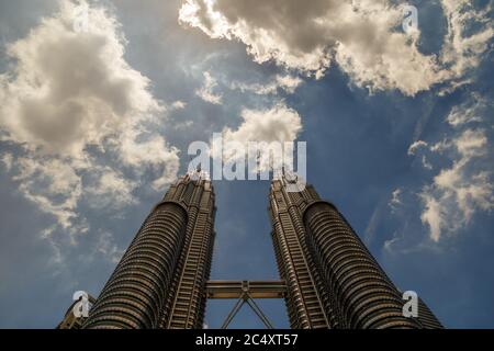 Kuala Lumpur, Malesia - CIRCA 2017: Vista delle Torri KLCC o Petronas, conosciute anche come le Torri Gemelle Petronas sono grattacieli gemelli a Kuala Lumpur. Foto Stock