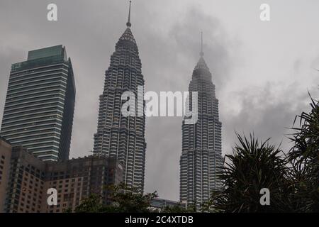 Kuala Lumpur, Malesia - CIRCA 2017: Vista delle Torri KLCC o Petronas, conosciute anche come le Torri Gemelle Petronas sono grattacieli gemelli a Kuala Lumpur. Foto Stock