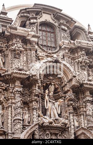 Particolare della facciata della Chiesa di San Agustin (Iglesia de San Agustín). Lima, Dipartimento di Lima, Perù. Foto Stock