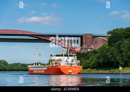 Nord-Ostsee-Kanal. Schiffe passieren die Levensauer Hochbrücke a Kiel-Suchsdorf