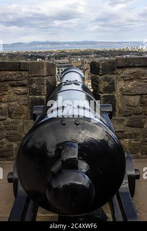 Uno dei Canoni sulla batteria della Luna di mezzo del Castello di Edimburgo che si affaccia sul Firth of Forth Foto Stock