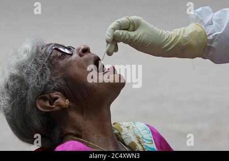 Mumbai, India. 29 Giugno 2020. La donna anziana apre la bocca per il campione di tampone durante il test di Covid-19.il governo Maharashtra ha esteso il blocco del coronavirus (COVID-19) fino a luglio 31 in mezzo alla crescita costante nei numeri infettati di COVID-19 all'interno dello stato. I movimenti per attività non essenziali saranno limitati all'interno dei quartieri. Credit: SOPA Images Limited/Alamy Live News Foto Stock