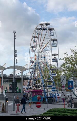 Sint Niklaas, Belgio, 8 settembre 2019, UNA ruota panoramica si trova sulla piazza della stazione di Sint Niklaas, Fiandre orientali Foto Stock