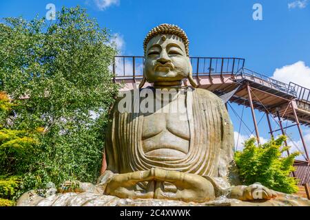 Una replica del Buddha gigante di Kamakura in Giappone, il parco a tema Chessington World of Adventures a Surrey, nel sud-est dell'Inghilterra Foto Stock