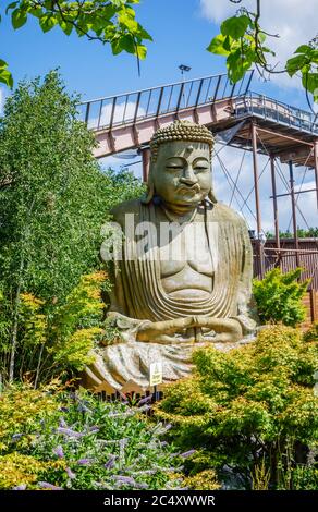 Una replica del Buddha gigante di Kamakura in Giappone, il parco a tema Chessington World of Adventures a Surrey, nel sud-est dell'Inghilterra Foto Stock