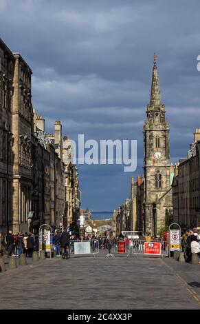 Un miglio reale della luce solare nella citta' vecchia di Edinburgo, con nubi scure e tempestose sullo sfondo Foto Stock