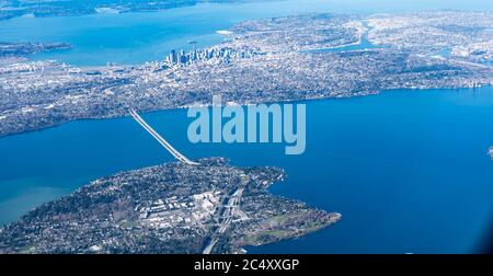 Vista aerea dell'isola Mercer, del ponte commemorativo Homer Hadley e del ponte Lacey Murrow Seattle USA Foto Stock