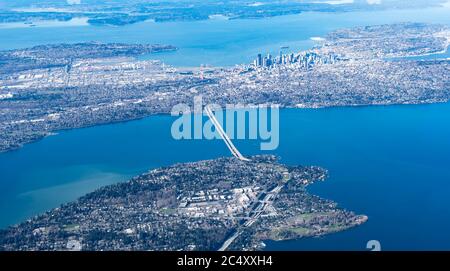 Vista aerea dell'isola Mercer, del ponte commemorativo Homer Hadley e del ponte Lacey Murrow Seattle USA Foto Stock