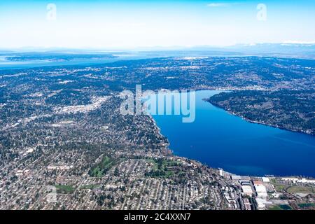 Vista aerea dell'isola Mercer, del ponte commemorativo Homer Hadley e del ponte Lacey Murrow Seattle USA Foto Stock