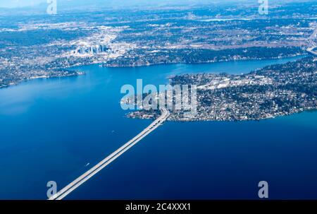 Vista aerea dell'isola Mercer, del ponte commemorativo Homer Hadley e del ponte Lacey Murrow Seattle USA Foto Stock