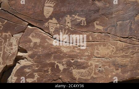 Antico arte rupestre indiana dei nativi americani Petroglyph orso zampa Utah panorama. Nine Mile Canyon, Utah. La galleria d'arte più lunga del mondo, antica patria d'America Foto Stock