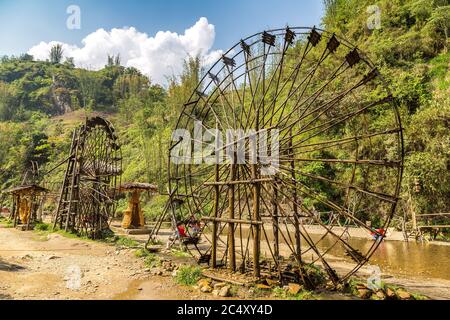 Mulino ad acqua nel villaggio Cat Cat vicino Sapa, Lao Cai, Vietnam in una giornata estiva Foto Stock