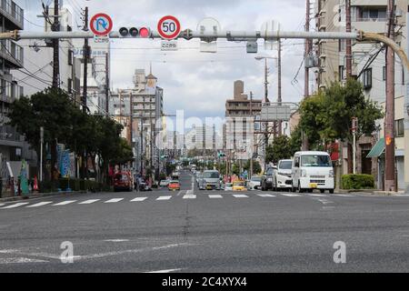 Osaka, Giappone - 22 Marzo 2018: Incrocio con auto e semafori. Foto Stock