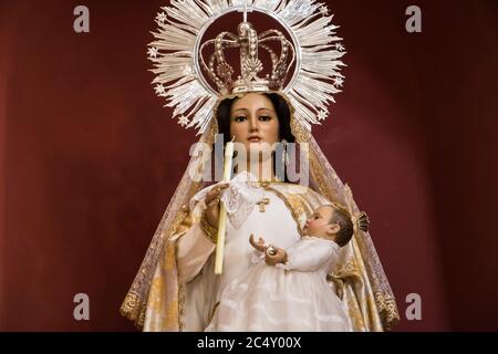 Statua della Vergine col Bambino nella Chiesa di nostra Signora dell'Assunzione, Chinchon, Madrid, Spagna Foto Stock