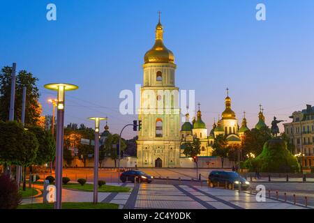 Vista al crepuscolo di piazza Sofiivska e della famosa Cattedrale di Santa Sofia. Kiev, Ucraina Foto Stock