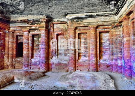 Petra, il Triclinio colorato (200 a.C.) decorato con colonne e nicchie impegnate, e originariamente era ricoperto di stucco dipinto. Lo stucco era caduta Foto Stock