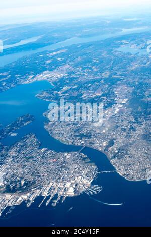 Vista aerea dell'isola Mercer, del ponte commemorativo Homer Hadley e del ponte Lacey Murrow Seattle USA Foto Stock