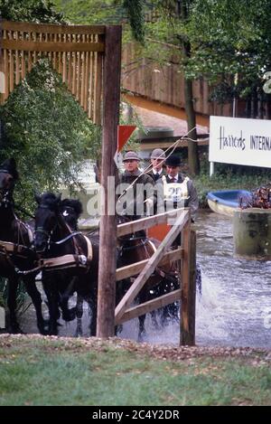 Il principe Filippo, duca di Edimburgo, gareggia alla guida in carrozza. Spettacolo di cavalli Windsor. Berkshire, Inghilterra, Regno Unito circa 1989 Foto Stock