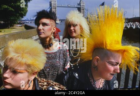 Ragazze punk vicino a Tower Bridge, Londra. Inghilterra, Regno Unito. Circa anni 80 Foto Stock