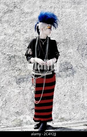 Agitatore basculante punk femminile con capelli blu mohica. Londra. REGNO UNITO. Europa, circa anni '80 Foto Stock
