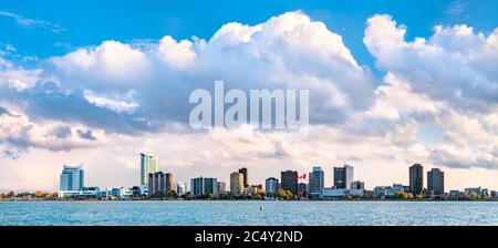Panorama di Windsor, Canada, sul fiume Detroit Foto Stock