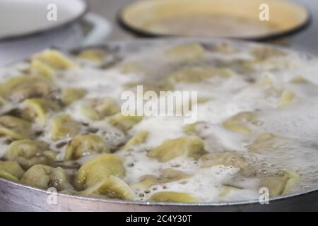 Gnocchi di carne sono bolliti in una padella Foto Stock