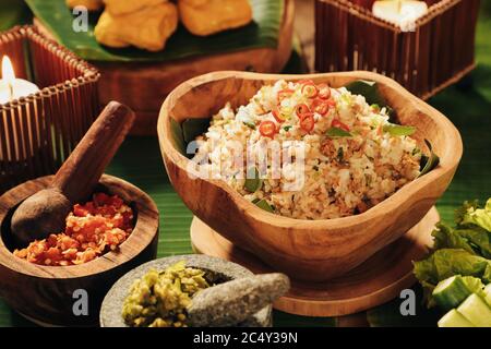 Nasi Tutug Oncom. Riso tradizionale Sundanese fritto con Oncom da Giava Occidentale. Foto Stock