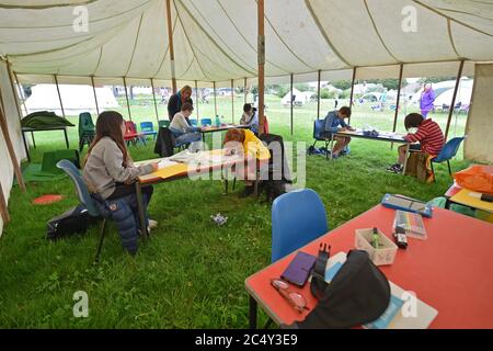 L'insegnante Claire Juniper insegna matematica a sei studenti all'interno di un ambiente di classe socialmente distanziato in una tenda fuori sui campi da gioco della scuola elementare Llanishen Fach a Cardiff. Foto Stock