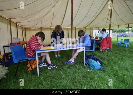 L'insegnante Claire Juniper insegna matematica a sei studenti all'interno di un ambiente di classe socialmente distanziato in una tenda fuori sui campi da gioco della scuola elementare Llanishen Fach a Cardiff. Foto Stock