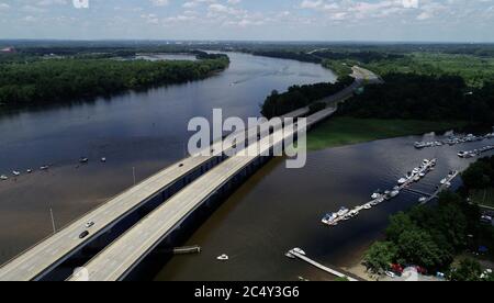 Vista aerea del fiume Delaware con i suoi diportisti ricreativi, diviso dalla New Jersey Turnpike a Bordentown, New Jersey Foto Stock