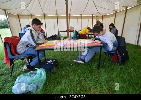 L'insegnante Claire Juniper insegna matematica a sei studenti all'interno di un ambiente di classe socialmente distanziato in una tenda fuori sui campi da gioco della scuola elementare Llanishen Fach a Cardiff. Foto Stock