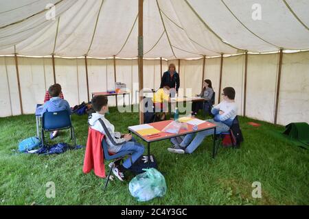 L'insegnante Claire Juniper insegna matematica a sei studenti all'interno di un ambiente di classe socialmente distanziato in una tenda fuori sui campi da gioco della scuola elementare Llanishen Fach a Cardiff. Foto Stock