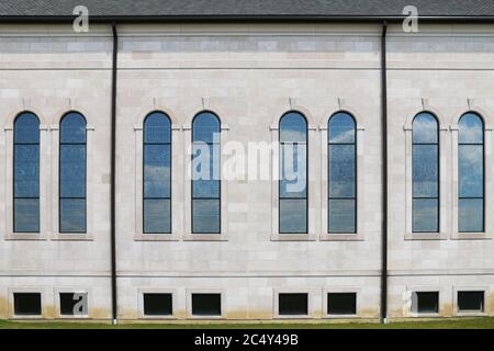 set di corrispondenti chiese gotiche con vetrate ad arco Foto Stock